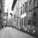 Le vespe allineate in una strada di firenze.