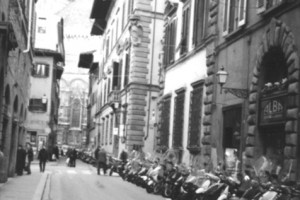 Le vespe allineate in una strada di firenze.