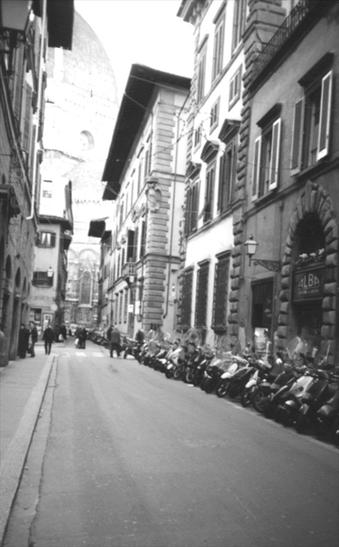 Le vespe allineate in una strada di firenze.